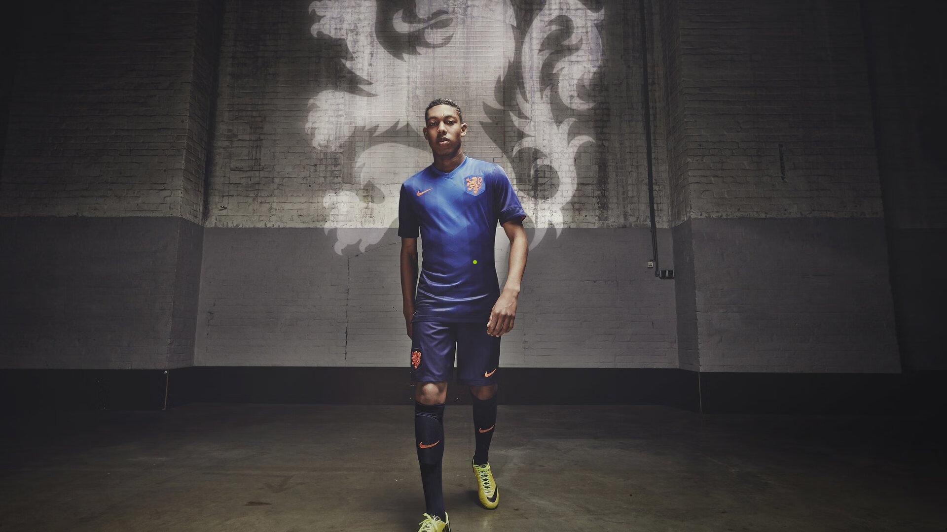 传奇同框！罗纳尔多现身全球总决赛颁奖 Faker摘镜握手成就电竞经典时刻